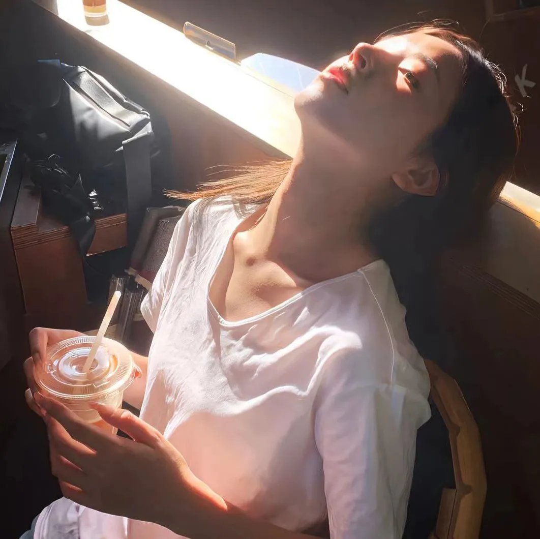 一个唱歌，另一个不唱歌